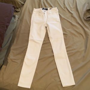 Hollister white skinny jeans. NWOT. Size 00S